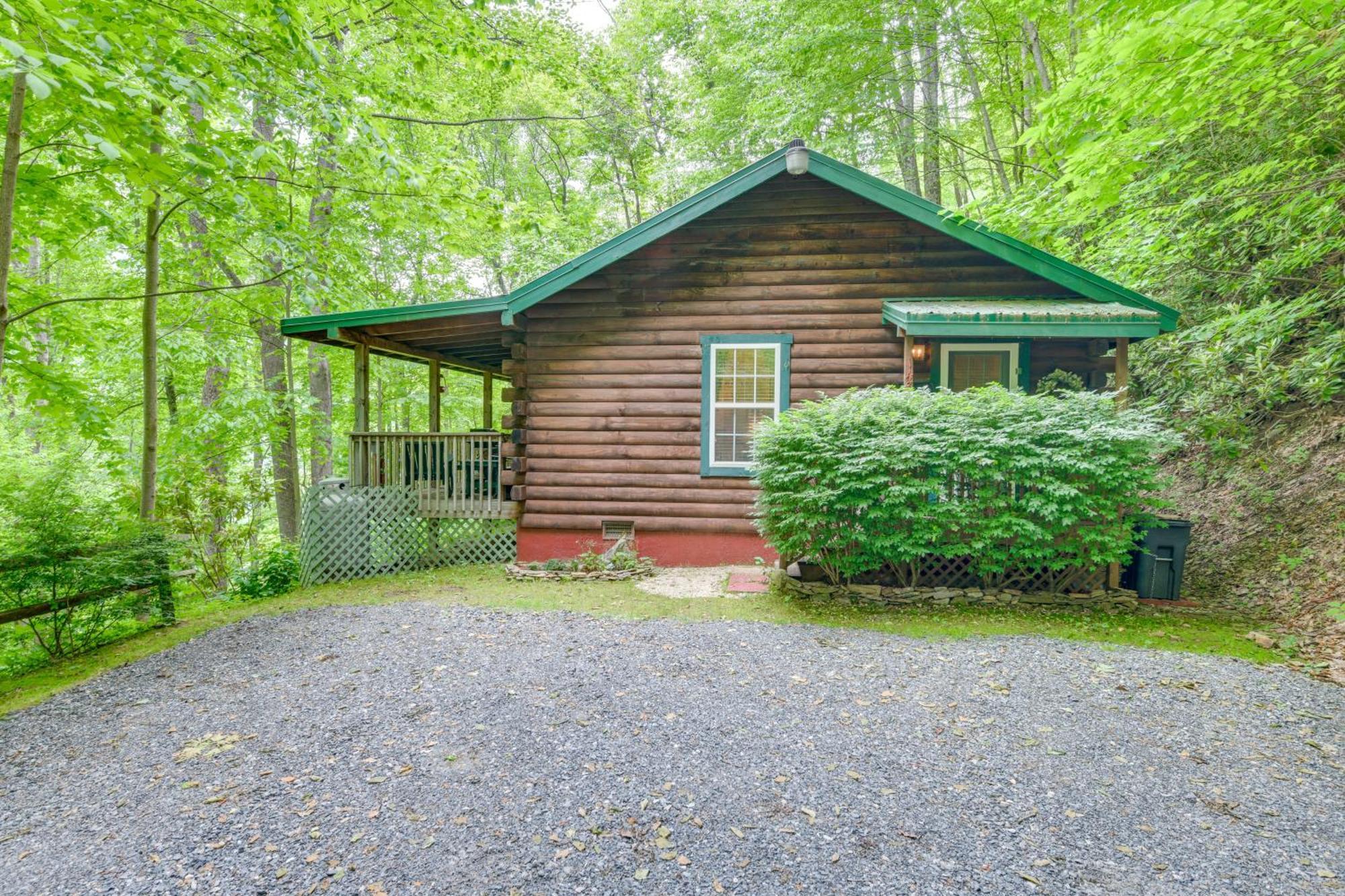Serene Maggie Valley Retreat With Deck And Hot Tub! Exterior photo
